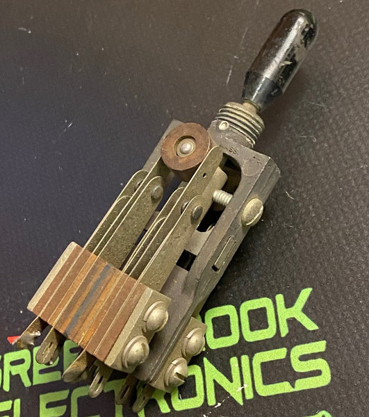 HEAVY CURRENT LEVER SWITCH